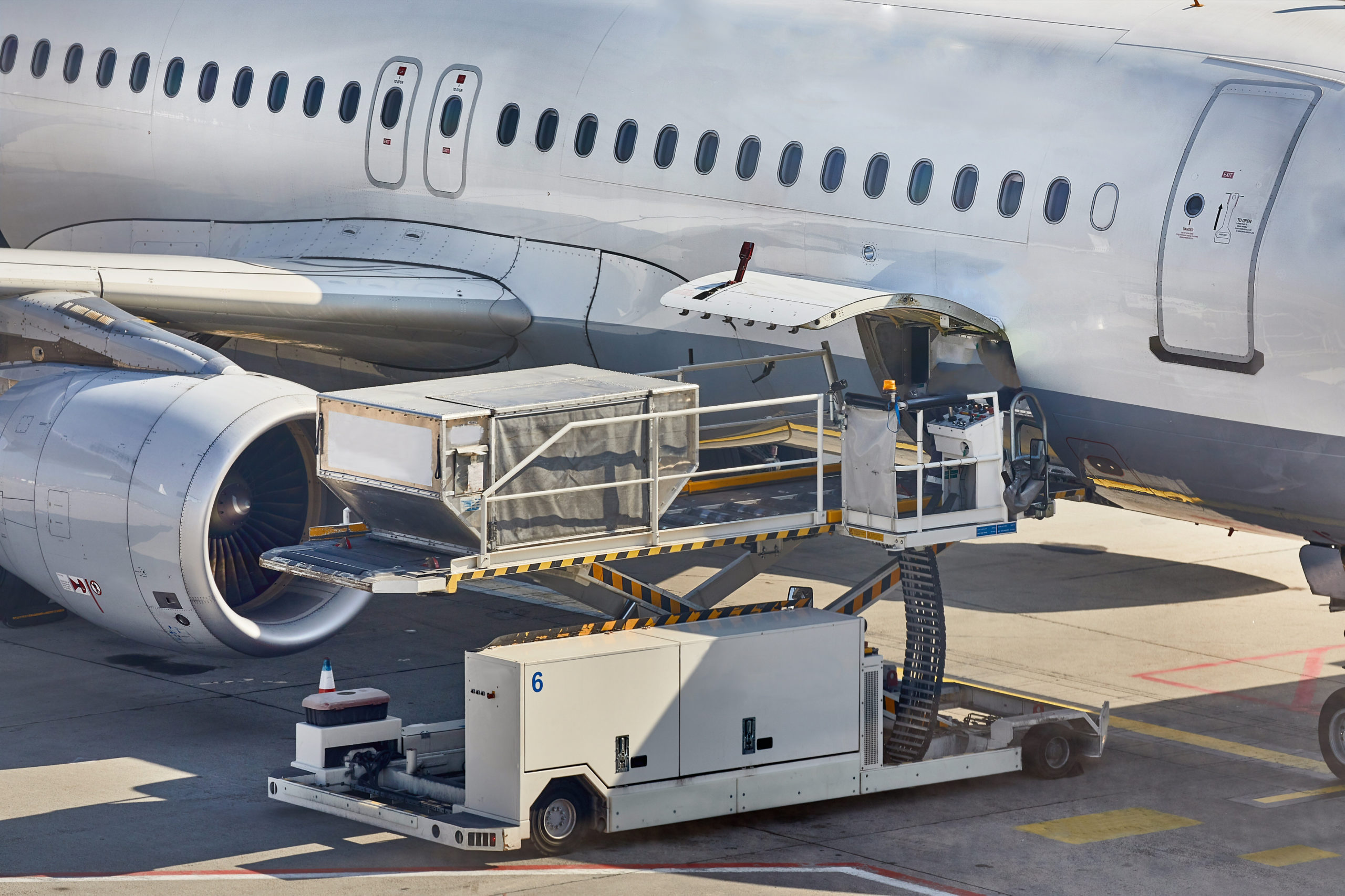 Cargo,Containers,Loaded,Into,An,Airliner 领航国际官方网站图片